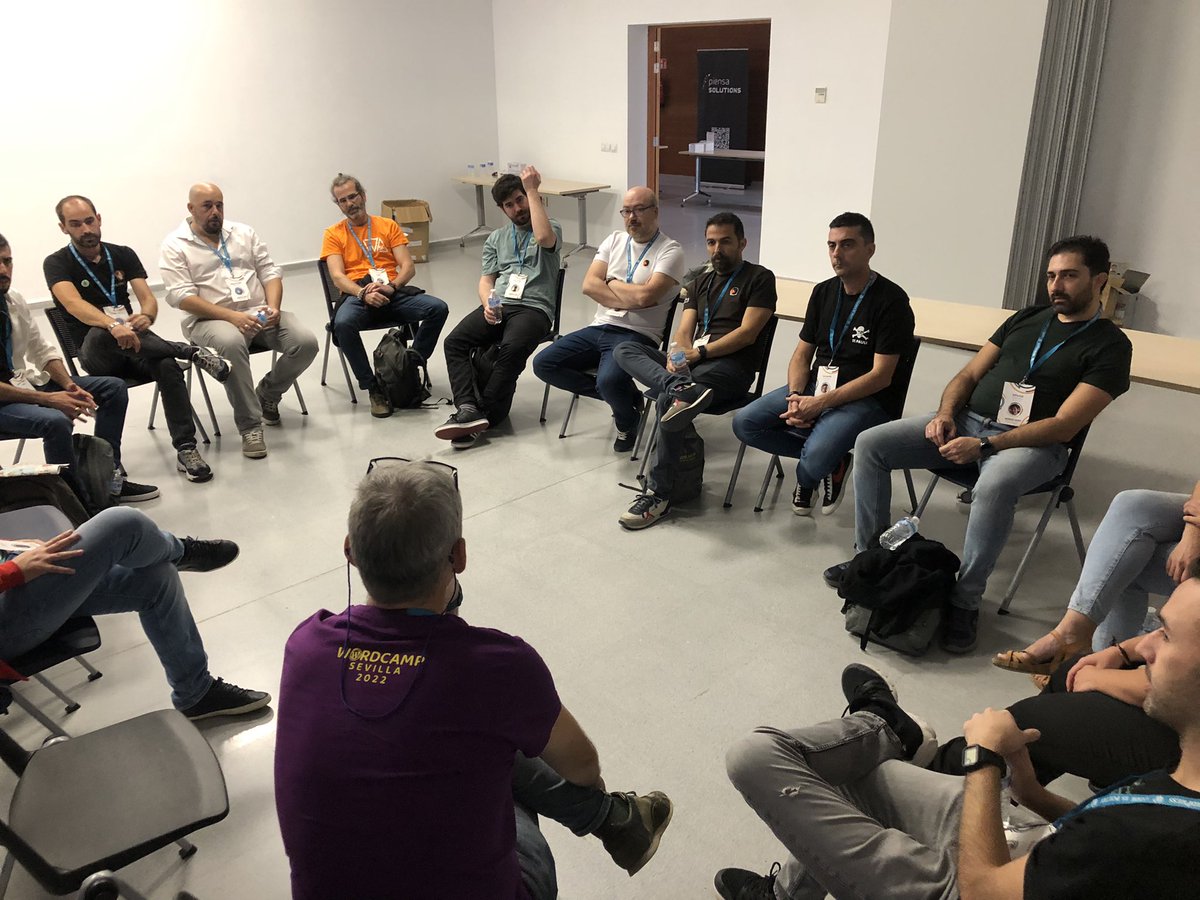 Hemos convertido la mesa de expertos en una mesa redonda donde hemos hablado de temas súper interesantes de #WordPress en #WCSevilla. WPO, plugins, negocio, buenas prácticas, ecommerce, Full Site Editing, etc Ha estado genial 🙂