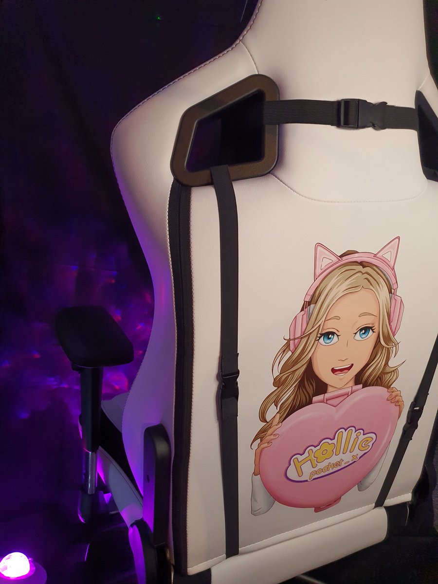 Holliepocket_x's tweet photo. Words can't describe how happy I am with my new gaming chair! The artwork is amazing! and the chair itself is super comfy and supportive to my back! Thank you so much! π @OverclockersUK @TwitchLondon @noblechairs Artist π¨>@BloodLillys #Freechair #twitchstreamer #TwitchCon2022 https://t.co/4wkCNuCBT2