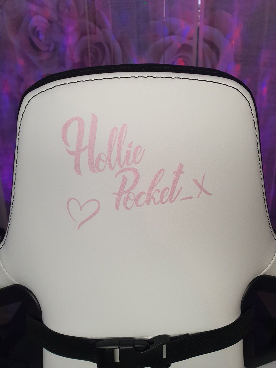 Holliepocket_x's tweet photo. Words can't describe how happy I am with my new gaming chair! The artwork is amazing! and the chair itself is super comfy and supportive to my back! Thank you so much! π @OverclockersUK @TwitchLondon @noblechairs Artist π¨>@BloodLillys #Freechair #twitchstreamer #TwitchCon2022 https://t.co/4wkCNuCBT2
