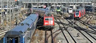 L'Allemagne a officialisé son abonnement mensuel à 49 euros pour l'ensemble des transports en commun. 🇩🇪
Valable dès l'année prochaine pour transports publics comme privés.
Provoquant notamment une question : "Que vais-je faire de ma voiture ?" 🚍🚉
radiofrance.fr/franceculture/…