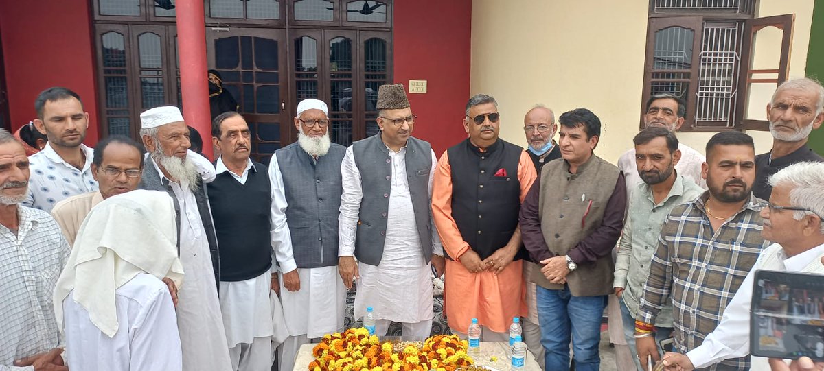GulamAliKhatana's tweet photo. People believe in @PMOIndia Sh. @narendramodi 's promises and concern for #PasmandaSamaj #GujjarAndBakkerwals. 
Should not get mislead by politically motivated propaganda: Er. Gulam Ali Khatana 
#Badhori
#SAMBA https://t.co/5rVSx6lcOM