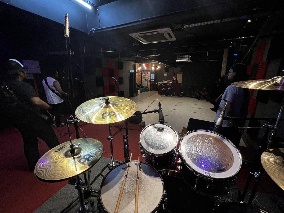 Ipoh Mayhemic Desaster III. Selesai sesi soundcheck. Mula selepas Isya’ ☝🏼. 

Slot @obscurialdeath kedua, dijangka sekitar 9 malam. 

Di bawah venue kalian boleh beli baju untuk orang tersayang.