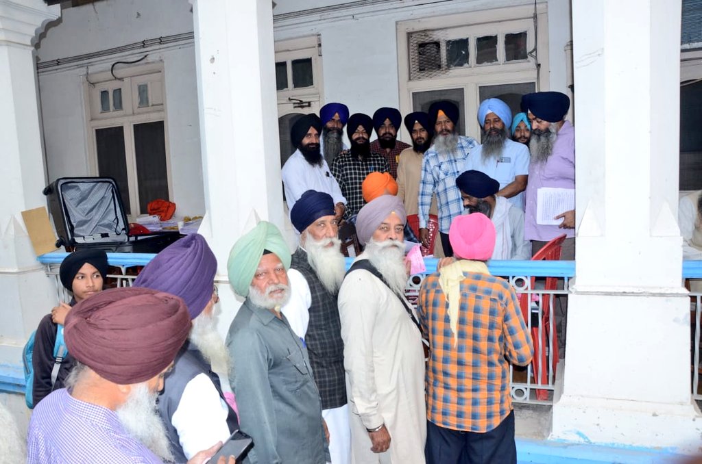 SGPCAmritsar's tweet photo. -To celebrate Prakash Gurpurb, SGPC jatha to depart for Pakistan on Nov 6
-Pilgrims handed over passports with visa, preparations complete
Read full: https://t.co/yclTY8CpUJ
#SGPCPressNote #SGPC #SikhJatha #SikhPilgrims #PrakashGurpurb #GuruNanakDevJi #Amritsar #NankanaSahib https://t.co/dA6rytlJaZ