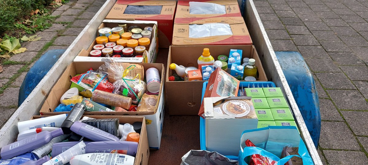 TrefpuntHeiloo's tweet photo. Wat hebben de mensen uit Heiloo gul gegeven vanochtend bij de food en non food inzamelingsactie voor Kledingbank Noord Holland Noord. In een woord geweldig. https://t.co/NpXfAm2jSU