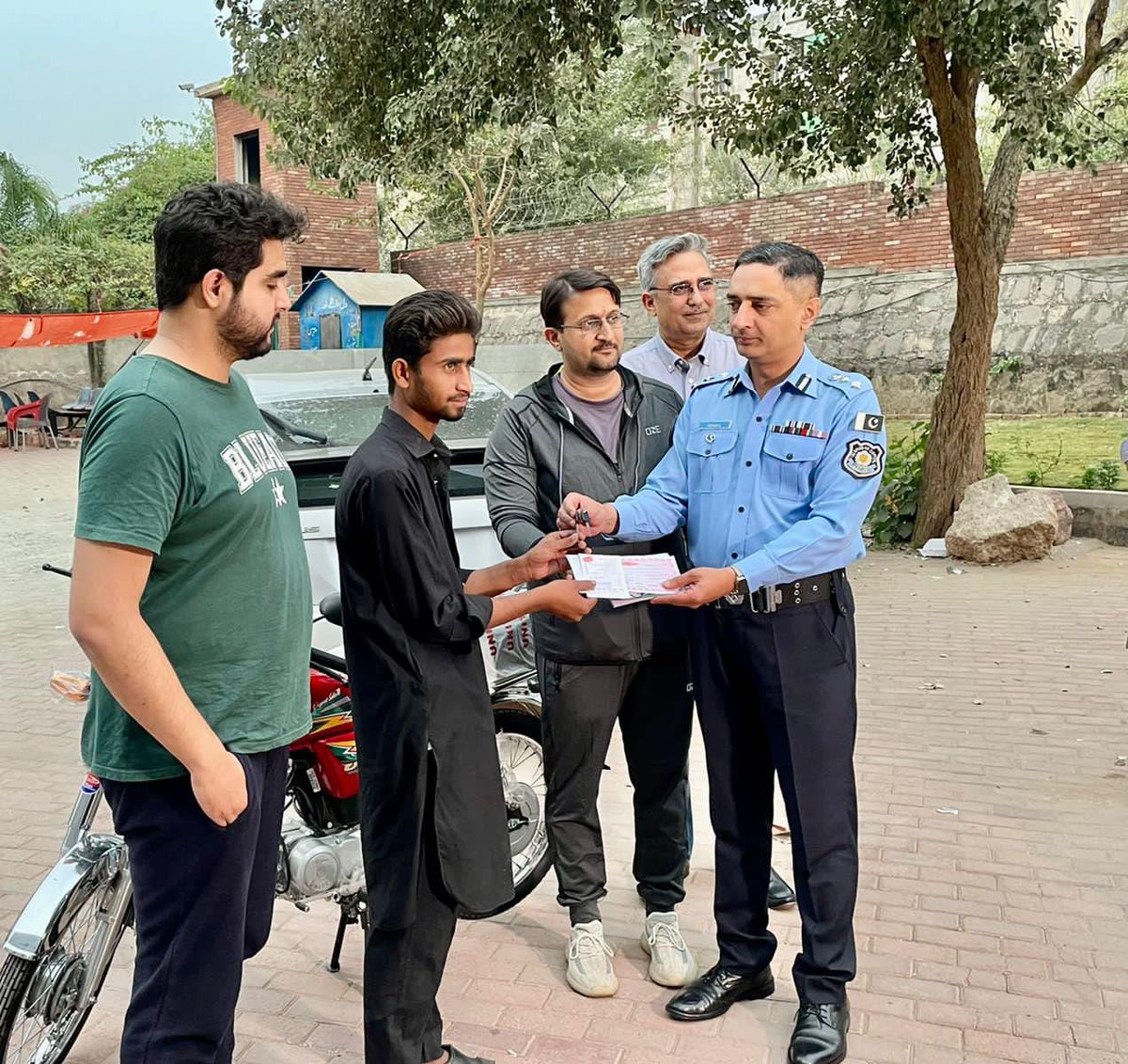 A new bike has been handed over to Mr. Ishtiaq by DIG Operations Islamabad Sohail Zafar Chattha & Faisal Jamil (CEO HANDS NGO). His bike was set on fire by the protesters in Faizabad.

#CommunityPolicing