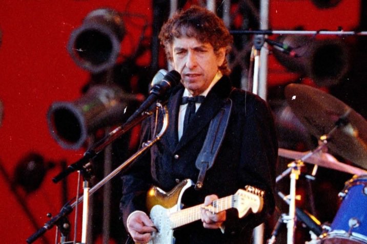 robertleeming's tweet image. I went to see #bobdylan the other night in London. Here’s what I thought: 

Don't look back: Seeing Bob Dylan at the London Palladium robertleeming.com/2022/11/03/don…