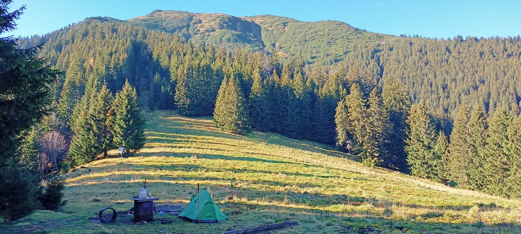 Október 4-én kezdtem meg az emelkedést a  Fogarasi-havasokba, Breaza település felől. Első éjszakám Urlea romjainál volt /Cabana Urlea ruins 1530m/
#cabanaurlea #romania #fagarasmountains #fagaras #făgăraș #outdoor #liveoutdoors #trek #trekking #hike #hiking