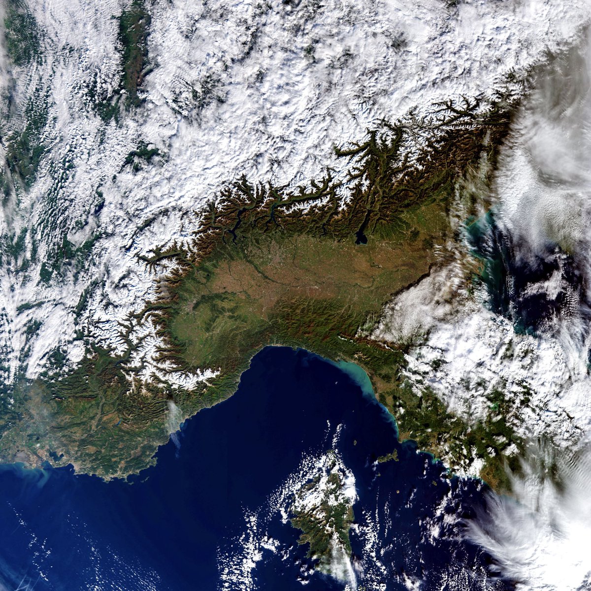 ❄️… and eventually, it fell! The effects of the first snowfall of the season can be easily spotted over the Alps in this <a href="/CopernicusEU/">Copernicus EU</a> #Sentinel3 image taken a few moments ago 👀