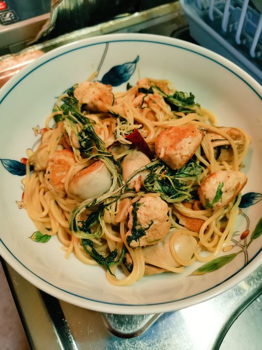 牡蠣と水菜のパスタにスーパーでお安かった鳥つくねトッピングパスタポン酢風味。牡蠣も残りわずかかぁ。 