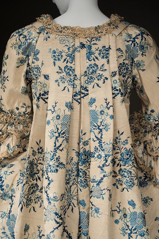 SilkDamask's tweet photo. Some lovely to start your weekend #SackbackSaturday A brocaded silk blue and cream/white Court dress, with its gorgeous textile and abundance of hand knotted floss or fly fringe from @HistDeerfield For more: https://t.co/xCA3d4FLCJ https://t.co/ZPXEO2ebMr