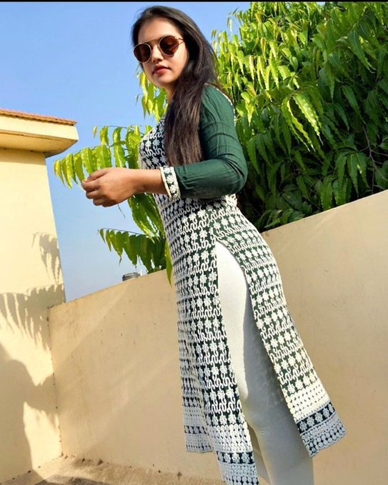 hema_purohitt's tweet photo. #आंख मिलते ही नयी #चाल में आ जाता है.
#दिल #परिंदा है तेरे #जाल में आ जाता हैं..!

#गांव के #लड़को जरा #गलियों से #होशियार रहो.
#इश्क #दहलीज से #चौपाल में आ जाता है.!! https://t.co/XTeMXDhSnM