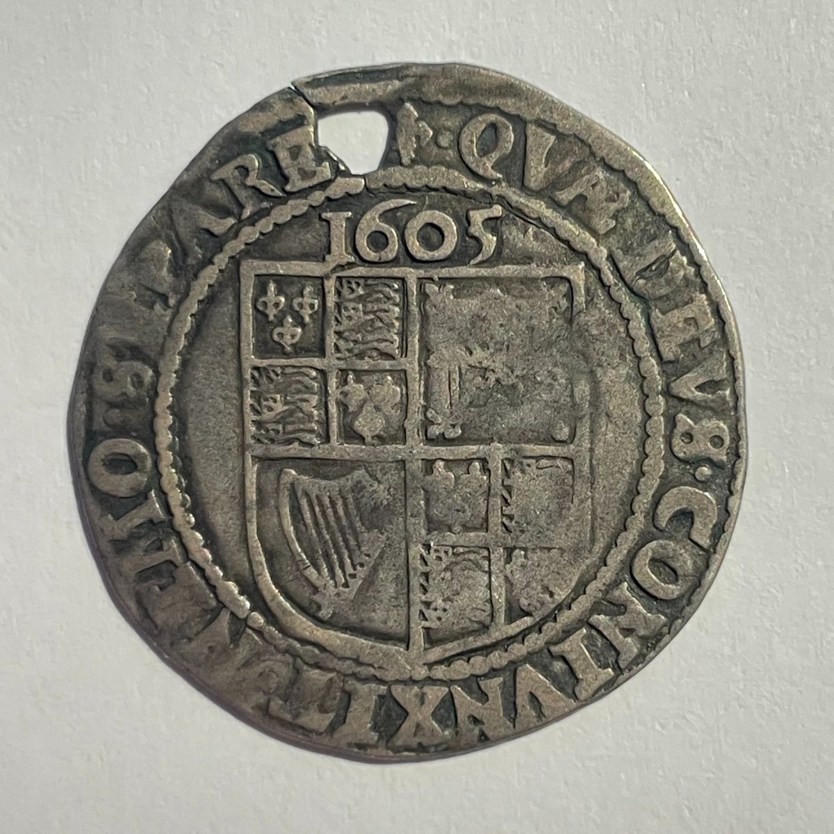 1605 dated sixpence of King James VI & I. It was made in the Tower of London, where many of the #GunpowderPlot conspirators, including #GuyFawkes, were imprisoned and tortured prior to their executions. #Numismatics #BonfireNight #BonfireNight2022 #History #SaturdayNightCoinShow