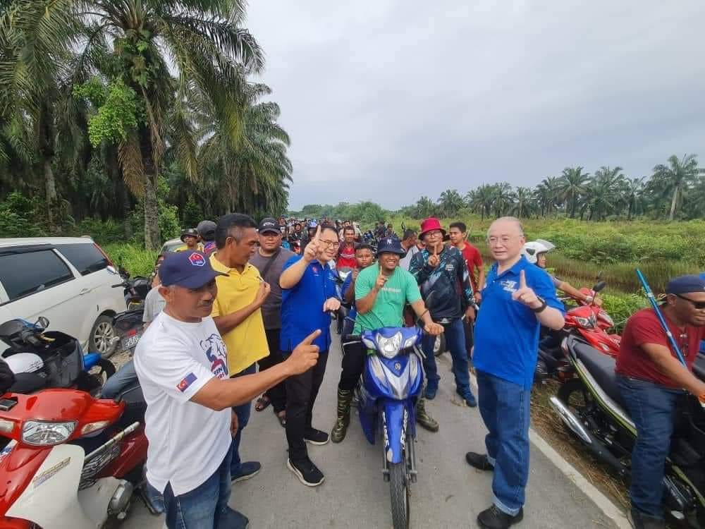 LingTianSoon1's tweet photo. Wah, satu kampung turun harini. Tua ada, muda ada.
Program memancing bersama orang-orang Parlimen Ayer Hitam, cukup meriah suasananya !
@weekasiongmp
#HebatAyerHitam #WeeTogether #P148 #AyerHitam https://t.co/3P3vcE4Cmp