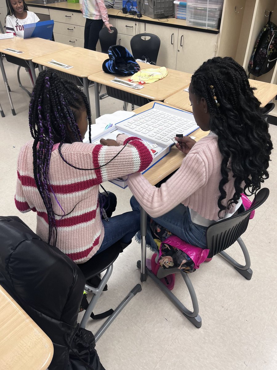 MrsHoodWCS's tweet photo. Jumping into HD word during Pride time! Kids were excited to help prep their kits! #classmates #reading #HDword #reallygreatreading @warrenschools #lincolnpride https://t.co/JjdAlfsOME