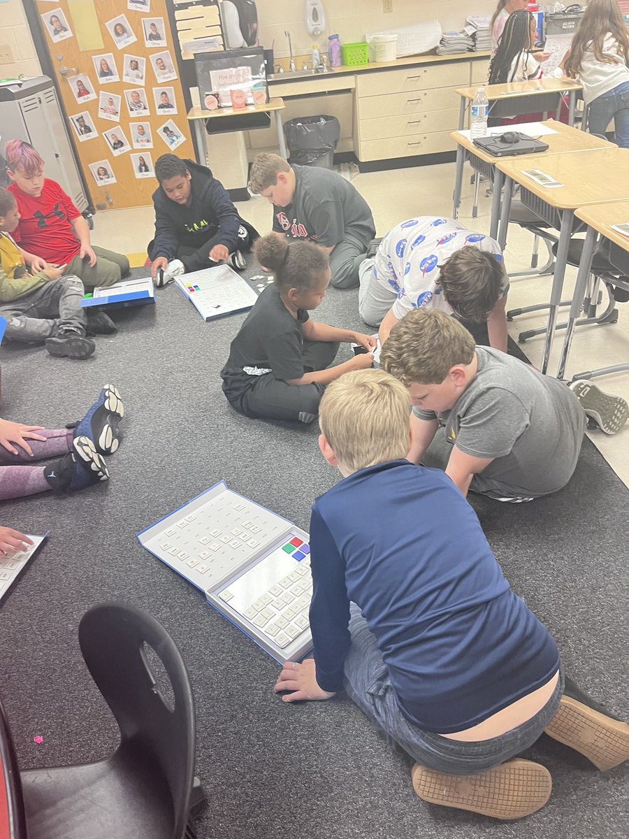 MrsHoodWCS's tweet photo. Jumping into HD word during Pride time! Kids were excited to help prep their kits! #classmates #reading #HDword #reallygreatreading @warrenschools #lincolnpride https://t.co/JjdAlfsOME