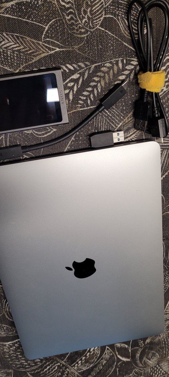 Piotrus_Pan9's tweet photo. Po co mi komputer przy użyciu którego nie mogę przegrac muzyki na większą kartę pamięci??😡 A teraz na poważnie. Sprzedam #MacBookAir M1 16GB/256GB. Kupiony w EuroAgd we wrześniu lub październiku 2022. Cena do ustalenia. #Teamapple #Appleteam #Sprzedam. https://t.co/SWOOmNSjNu