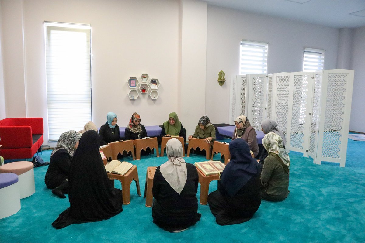 #ŞuleYükselŞenlerHanımlarKonağı nda
Hafta içi beş gün, saat 10:00-16:30 arası yetişkin kadınlara yönelik Temel Dini Eğitimler kapsamında Kur'an-ı Kerim, Siyer ve Tecvid dersleri verilmeye devam ediyor.