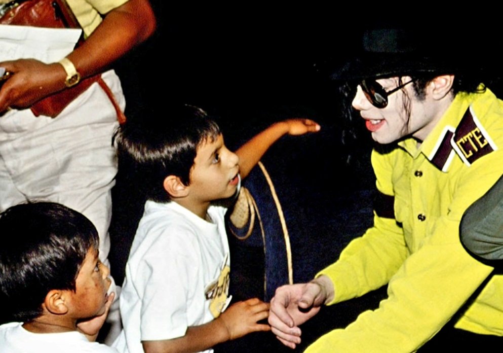 RodriguezNalena's tweet photo. El 5 de Noviembre de 1993 durante si estancia en México, Michael Jackson asiste a una fiesta infantil benéfica en el Hard Rock Cafe dedicada a los niños del orfanato La Niñez Mexicana
 Michael dio regalos a todos y una generosa donación.
#MichaelJackson https://t.co/Z7iPTX4KcW