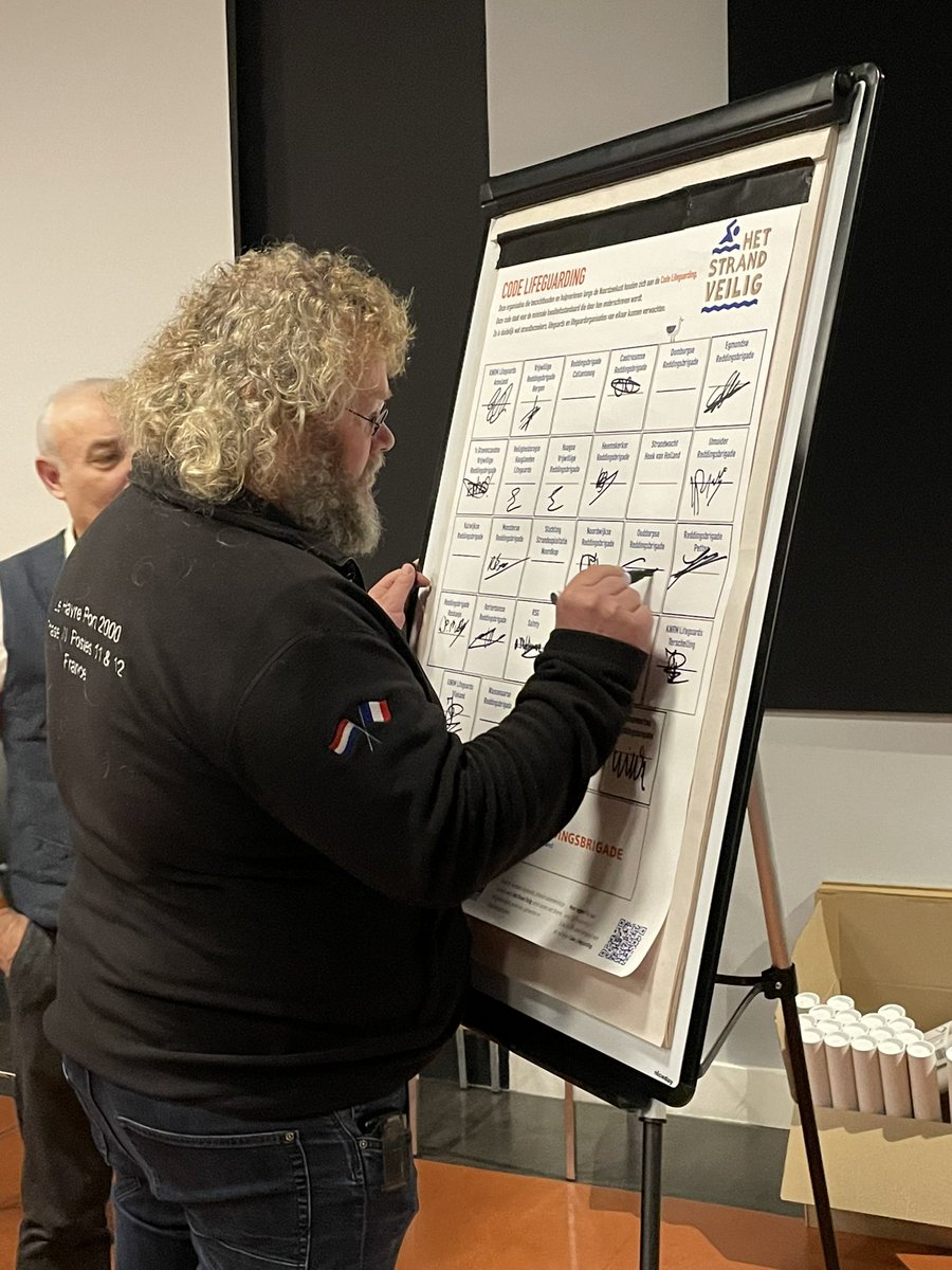 KNBRD's tweet image. Lifeguardorganisaties langs de kust ondertekenen gezamenlijk de Code Lifeguarding. De twintig werkprincipes vormen de basis kwaliteitsstandaard voor strandtoezicht. hetstrandveilig.nl/lifeguardorgan… #samenwerken #hetstrandveilig #kwaliteit #werkprincipes