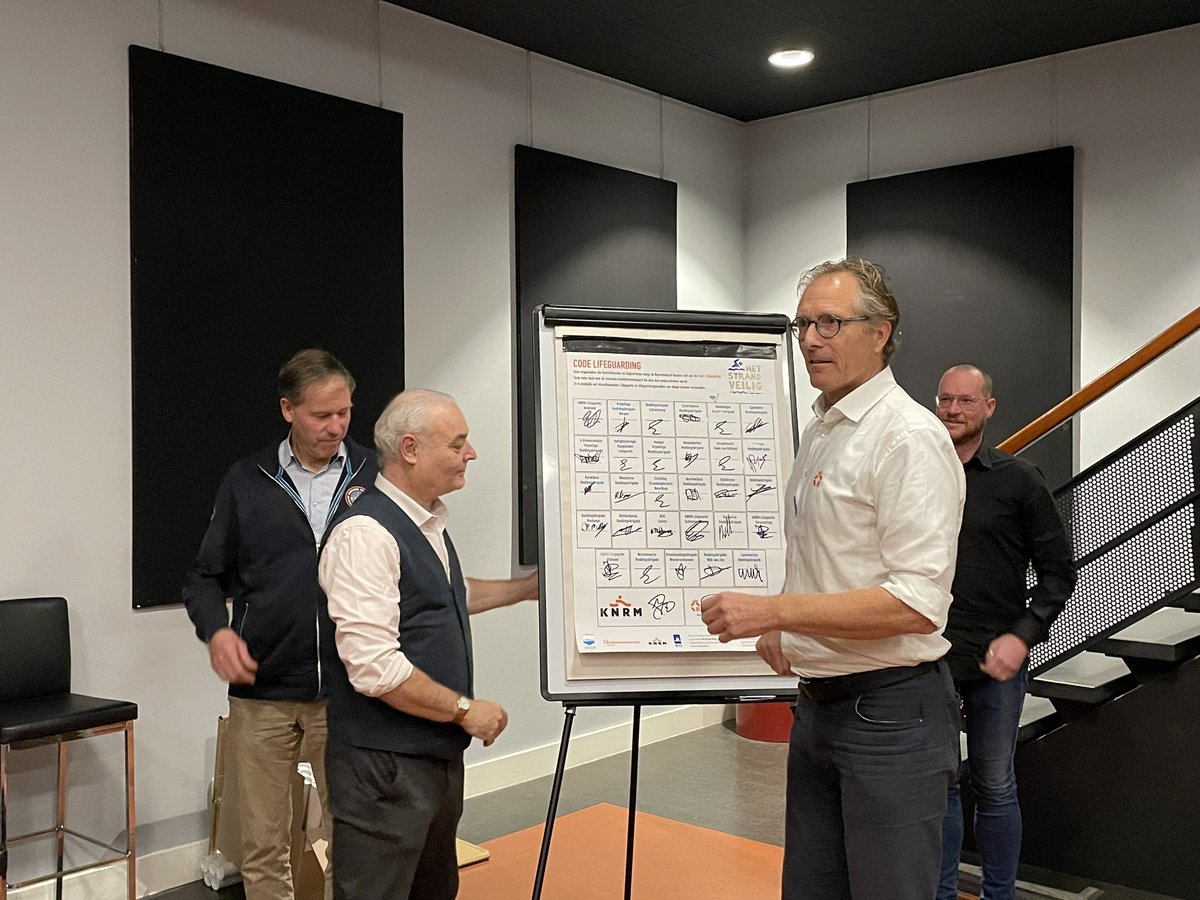 KNBRD's tweet image. Lifeguardorganisaties langs de kust ondertekenen gezamenlijk de Code Lifeguarding. De twintig werkprincipes vormen de basis kwaliteitsstandaard voor strandtoezicht. hetstrandveilig.nl/lifeguardorgan… #samenwerken #hetstrandveilig #kwaliteit #werkprincipes