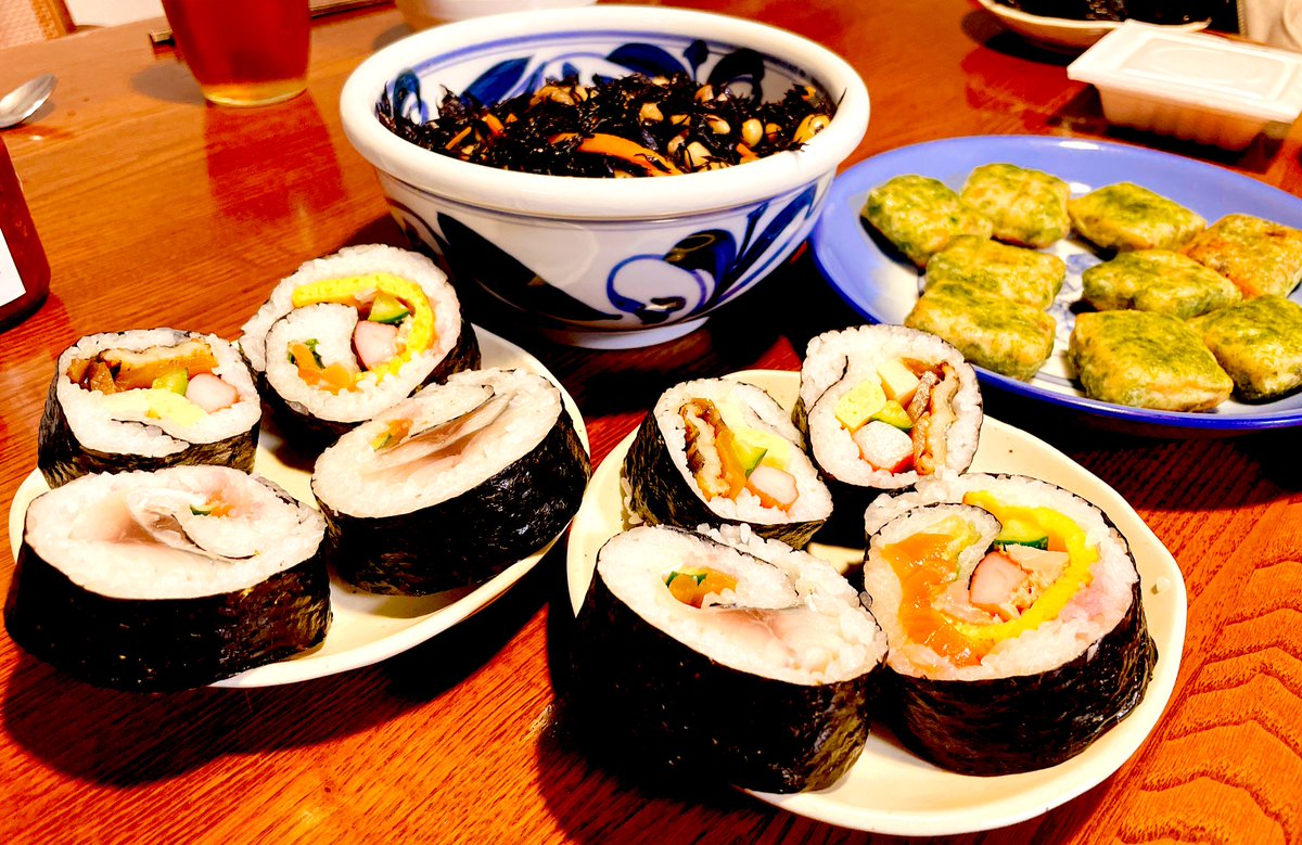 昨日の晩ごはん＆今日の朝ごはん🍴 昨日の晩ごはんはスーパーのサラダ巻き、しめ鯖巻き、穴子巻きでした😋 巻き寿司大好きなので嬉しかったです(๑˃̵ᴗ˂̵) 今日の朝はお蕎麦でした( ¨̮ ) お休みまであと3日もある〜😭頑張らねば、、🥲