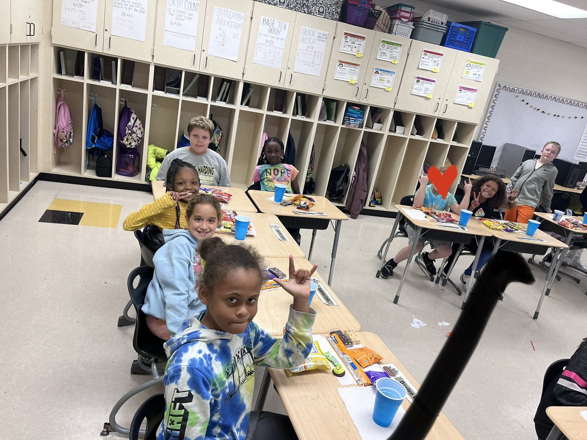 MrsHoodWCS's tweet photo. Fall Fest Party! Good food and good friends! @warrenschools #LincolnPrideWCS #fall #weloveschool #iteach4th https://t.co/VLMJwWUE5Y