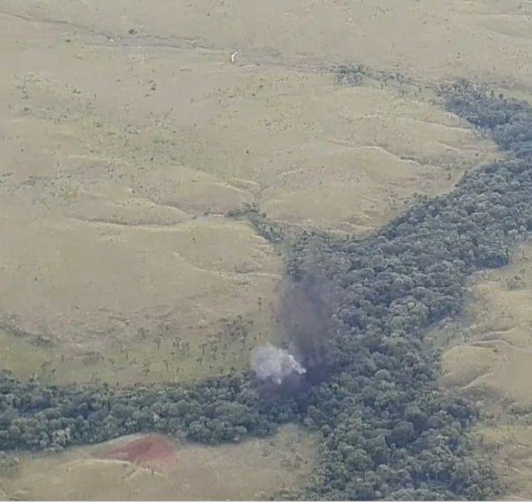 dhernandezlarez's tweet photo. En Apure FANB destruye el avión invasor TANCOL 34 del año 2022, siendo el 312 en el total general por ingreso y violación ilegal del espacio aéreo soberano venezolano. Nuestro espacio geográfico no será usado como plataforma del narcotráfico ! https://t.co/WgFjc3F8P5