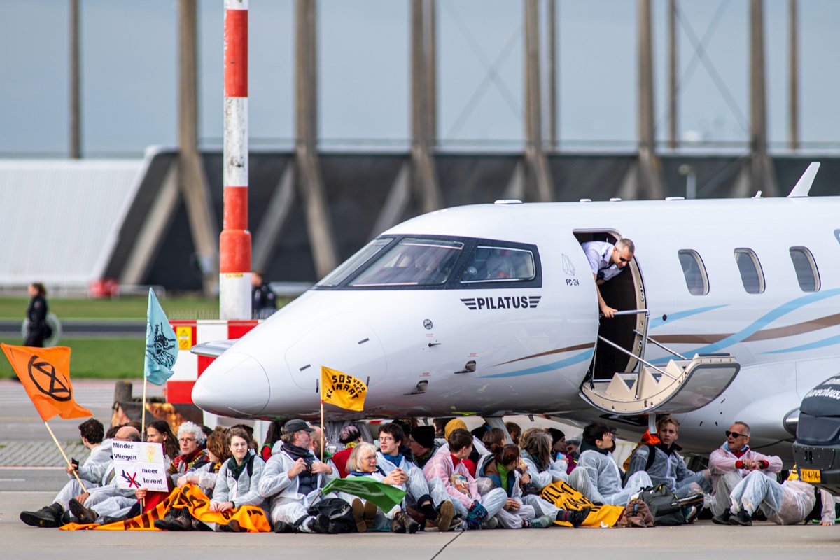 Vandaag houden wij samen met <a href="/NLRebellion/">Extinction Rebellion Nederland</a> privéjets op Schiphol aan de grond. Privéjets zijn de meest vervuilende manier van reizen. <a href="/Schiphol/">Amsterdam Airport Schiphol</a> moet stoppen met vervuilen, onnodige privéjets stoppen is stap één! Kom ook in actie via: greenpeace.org/nl/actie-op-sc… #SOSvoorhetklimaat
