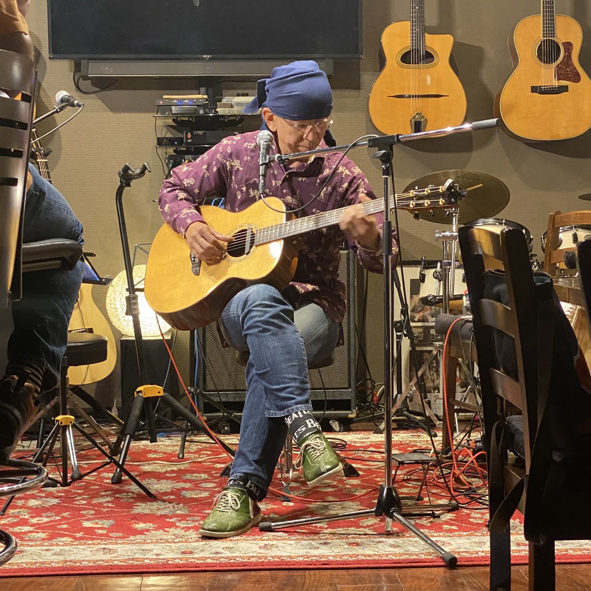 tango_yankee_z's tweet photo. 千葉ナンバー1ミュージックバー
ピンクペイズリーさんにて
超天才ギタリスト🎸ハープギターの使い手
オカヤンのライブです♪
今日も素晴らしい音色です✨😊
#Okayan #岡ヤン #おかやん #ハープギター @okayan_RED @Pink_Paisley #天才ギタリスト https://t.co/a6zodMCcwY