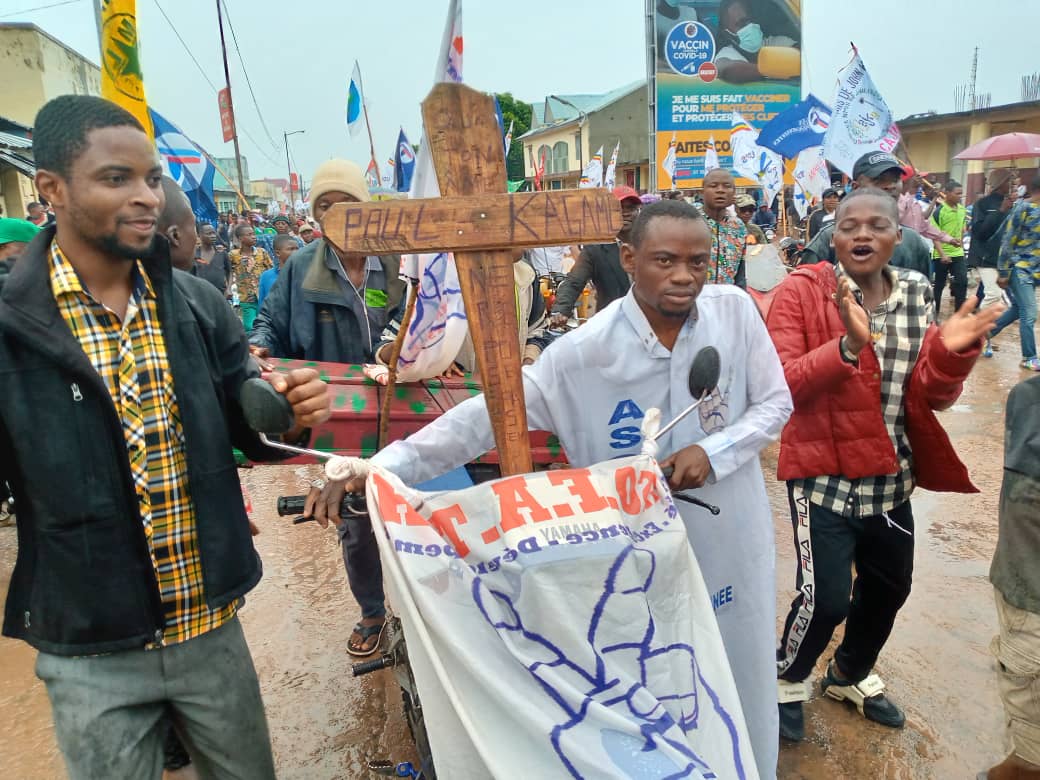 NTUMBAFernand2's tweet photo. #RDC_KANANGA : MALGRÉ LA PLUIE QUI S'EST ABATTUE SUR LA VILLE DEPUIS LE MATIN, #ASOFATSHI N'A PAS EU D'AUTRE CHOIX QUE RÉPONDRE PRÉSENT À LA MARCHE DURANT LAQUELLE LA DÉPOUILLE MORTELLE DU RWANDAIS, LE TUTSI #PAUL_KAGAME A ÉTÉ ACHEMINÉE VERS..... https://t.co/u91HXXw5to