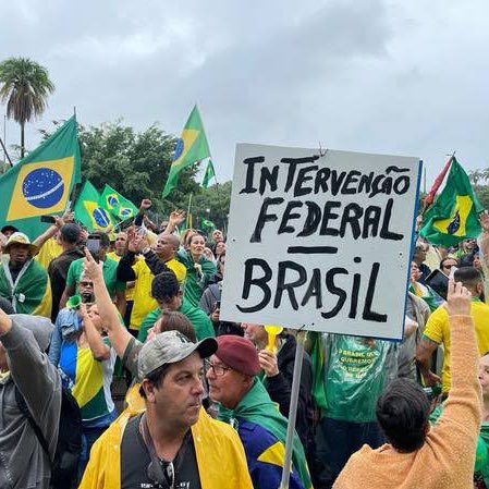 choquei's tweet photo. 🚨BRASIL: Exército ganha milhões de seguidores após fake news bolsonarista afirmar que a intervenção militar só irá acontecer se a página chegar aos 20 milhões de seguidores. https://t.co/t0XTQ20t1H