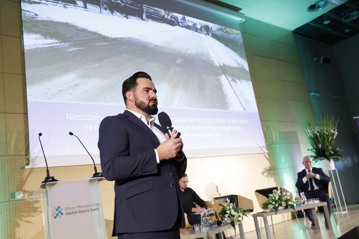 metropoliagdn's tweet photo. Jubileuszowa edycja Smart Metropolii 2022 była niezwykle inspirująca i zgromadziła mnóstwo Gości. Wśród nich nie mogło zabraknąć samorządowców z #OMGGS. Szczególne podziękowania dla wójta gminy Potęgowo Dawida Litwina oraz wójta @PTG_Przywidz Marka Zimakowskiego. https://t.co/D69yXy5tQQ