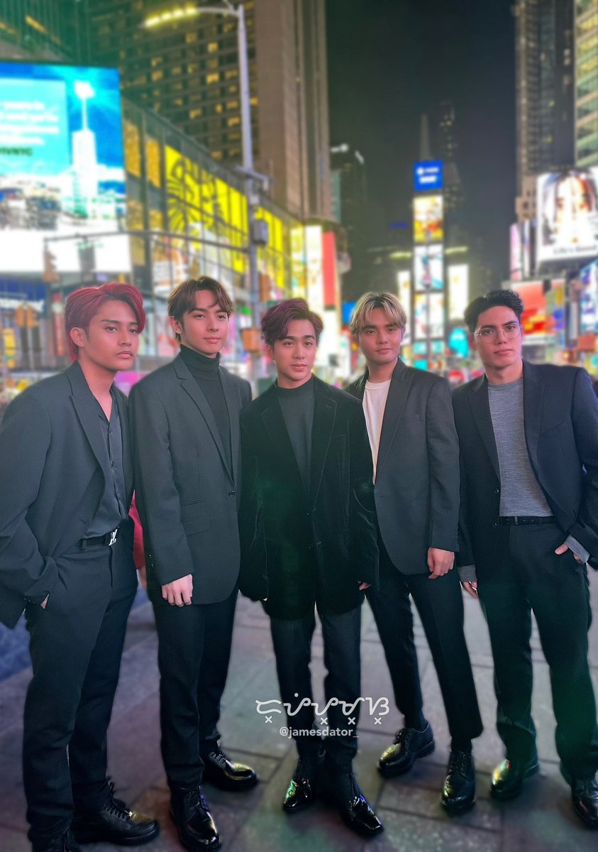 jamesdator_'s tweet photo. So, SB19 walked around Times Square last night. Locals and non-fans started noticing them and it's probably because of their radiant aura! People flocked—

@SB19Official #SB19    
#WYATTourNY #wyat 
#SB19onNASDAQBB https://t.co/1CCF6LCgN4