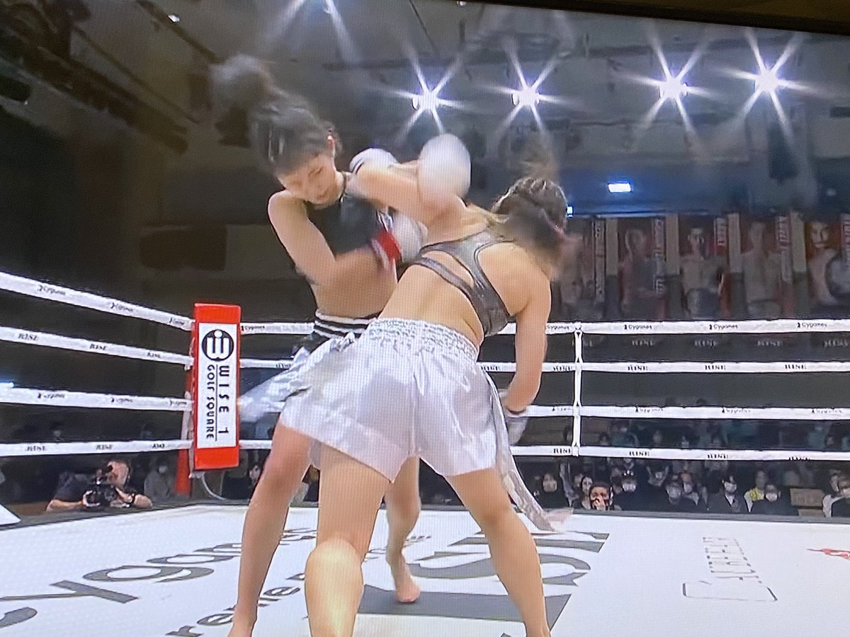 maimai_bjj's tweet photo. #辻井和花 vs #小林穂夏
2、3Rと進むにつれてお互いの上手さとパワーが出つつ、最後は気持ちの勝負、お互いにクリーンヒットもらっても倒れない！
やはり素晴らしい試合でした！
 #RISE162 #NEXTLEVEL渋谷 #日大 #ボクシング部 #BRINGITON #辻井姉妹 
#ベストバウト 
https://t.co/xW39szzhIM https://t.co/QhRf0L6cY7