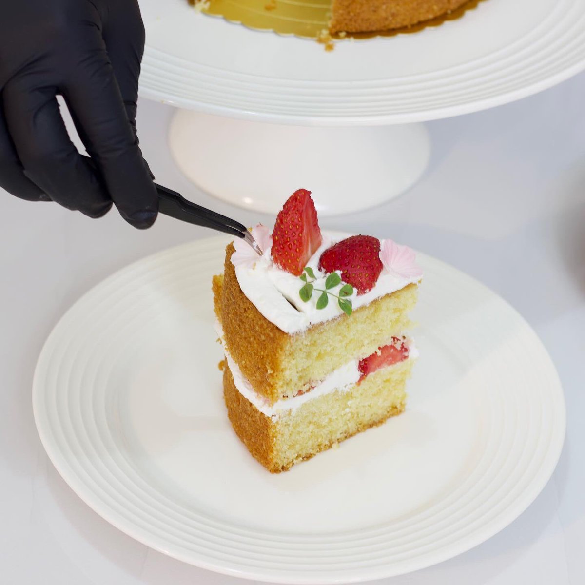 sarra_cake's tweet photo. متى اعتزل الفراولة من وصفاتي؟!! 
مااا أعرف 😌🍓 https://t.co/Y2TdN04vKA