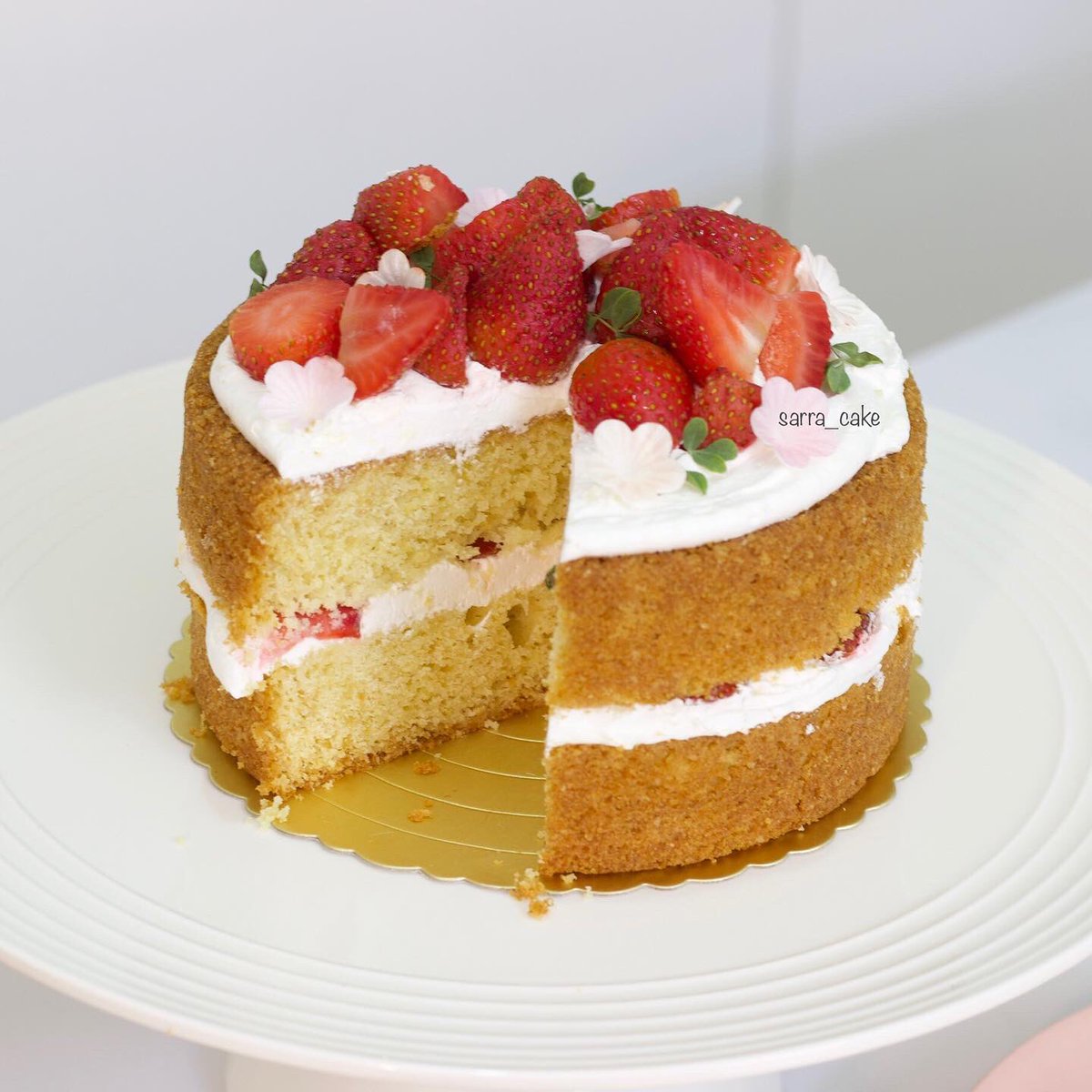 sarra_cake's tweet photo. متى اعتزل الفراولة من وصفاتي؟!! 
مااا أعرف 😌🍓 https://t.co/Y2TdN04vKA