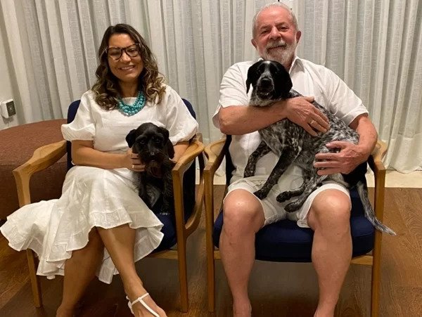 🚨ALERTA FOFURA🚨

doguinho vira-lata que ficou 580 dias 'esperando' o presidente ser solto em 'acampamento Lula Livre', irá morar no Palácio da Alvorada!

"Resistência" foi adotada por Janja e Lula em 2019 e terá direito a um gramado enorme, piscina e vista panorâmica! 🥹❤️