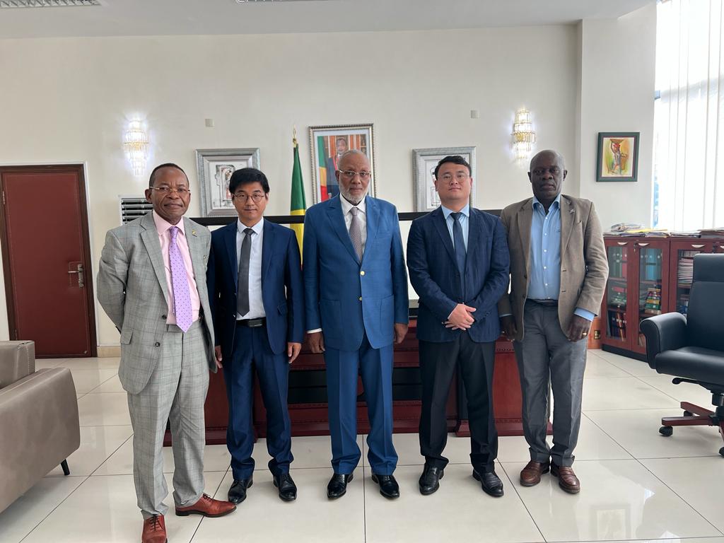 J'ai reçu en audience M. Ning Ma Vice président de CIMM Group et sa délégation.
Cette entreprise chinoise a manifestée son intérêt pour l'installation d'une usine de production d'électrodes en graphite dans la ZES de pointe-noire. 
<a href="/mzes_congo/">Ministère des ZES</a>