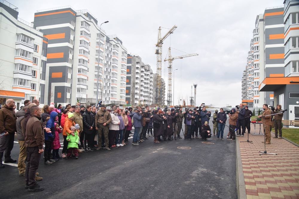 AleksKarpushev's tweet photo. Очередные 15 семей из Мариуполя, жилье которых было разрушено, получили ключи от квартир в домах в Приморском районе. 

Новый микрорайон вырос буквально за считанные месяцы, всего будет десять красавцев-домов на 833 квартиры, из которых до конца года сдадут 750. https://t.co/rD0tkJlWJ8