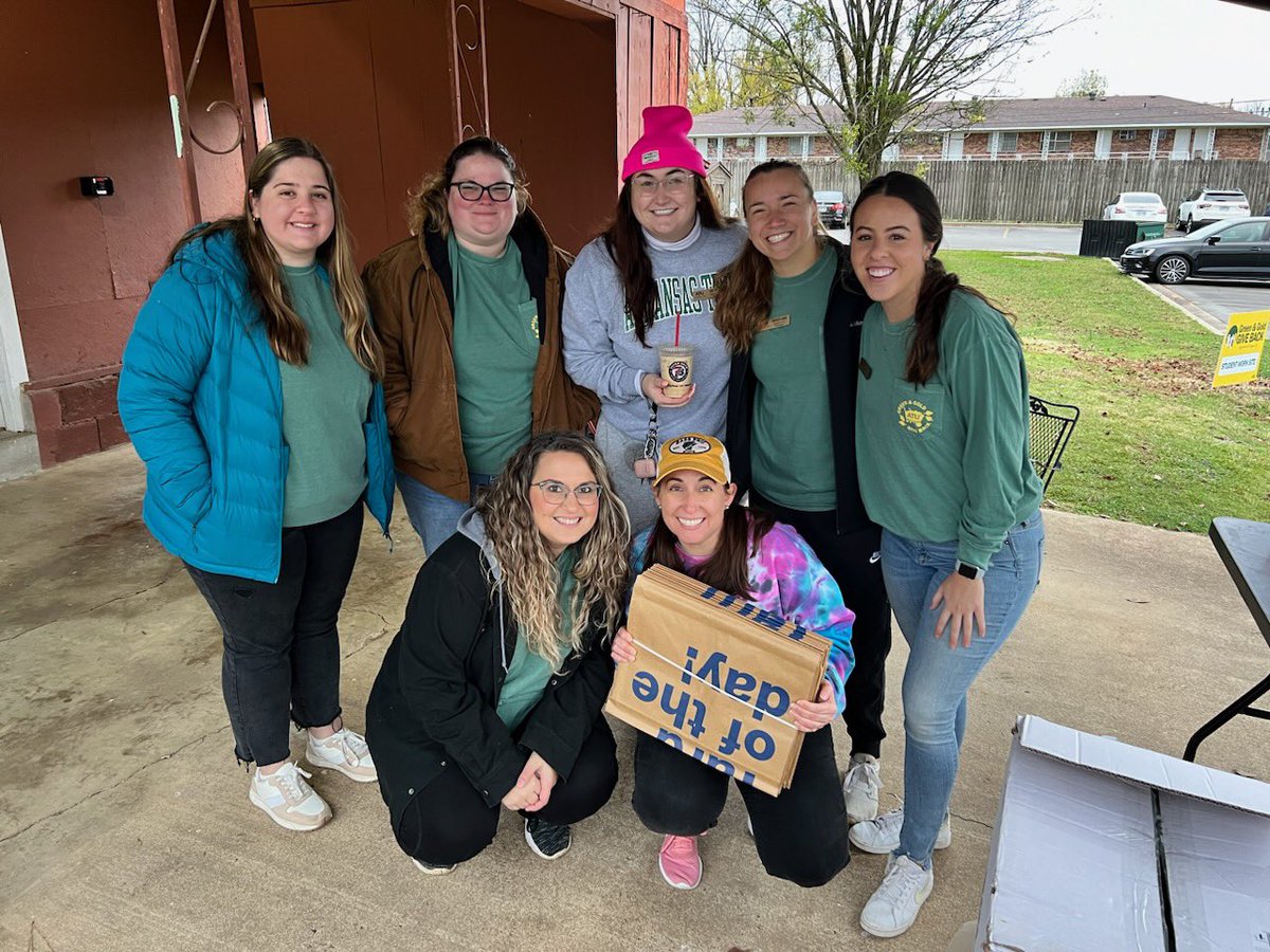 <a href="/ATUCampusLife/">ATU Campus Life</a> annual day of service. Green &amp; Gold Give Back will have hundreds of students in our community this morning doing some awesome work. Much thanks to this crew below for helping to make it happen. #G3B <a href="/ArkansasTech/">Arkansas Tech</a>