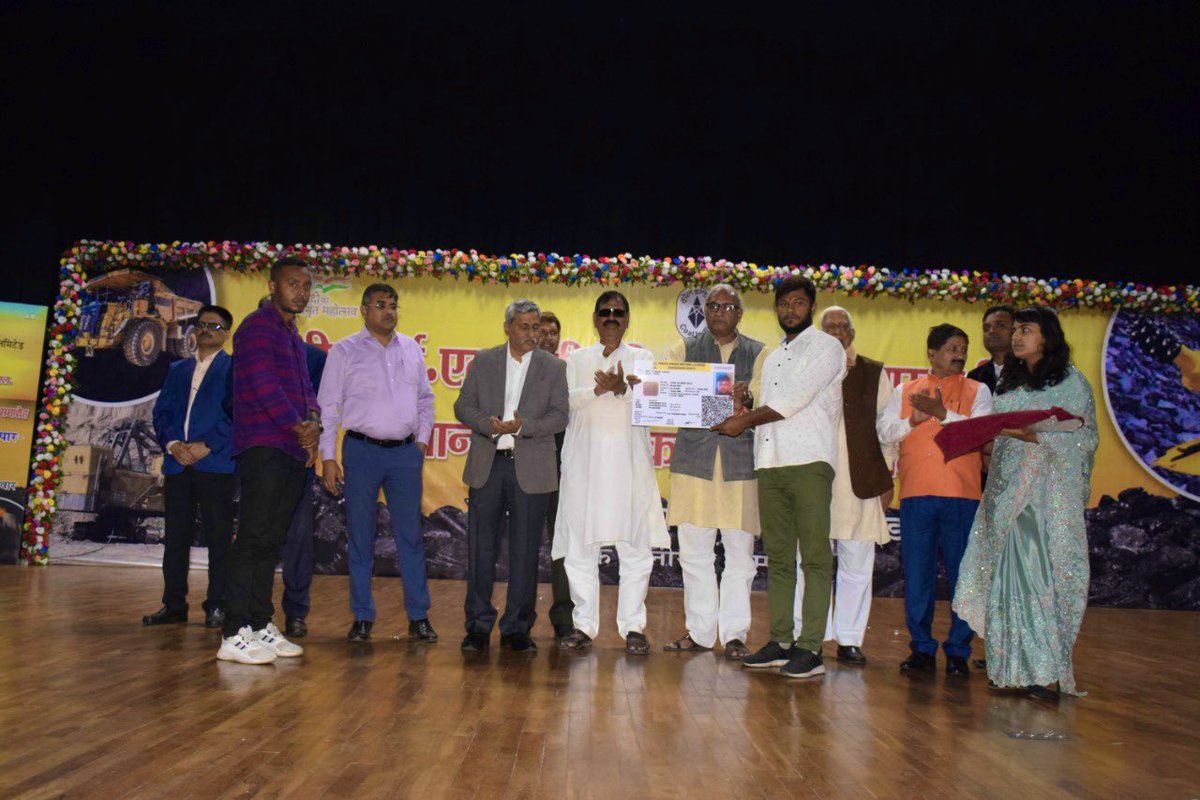 CCLRanchi's tweet photo. “Utkarsh”, the semi-annual magazine of the company, was launched on the occasion.
Driving licenses were distributed to the beneficiaries of HMV training organised under #CclCsrInitiative.
General Managers, HoD’s and a large number of employees attended the program. https://t.co/fUbudxAA1w