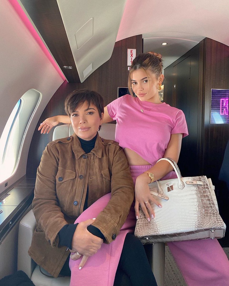 5 พฤศจิกายน สุขสันต์วันเกิดปีที่ 67 คุณแม่คริส เจนเนอร์ อีกคนค่า 🥂🎂💞💓💗💖

มัมเมเนเจอร์ที่น่ารักที่สุดในโลก ผู้อยู่เบื้องหลังความสำเร็จของลูกๆทั้ง 6 🌈✨