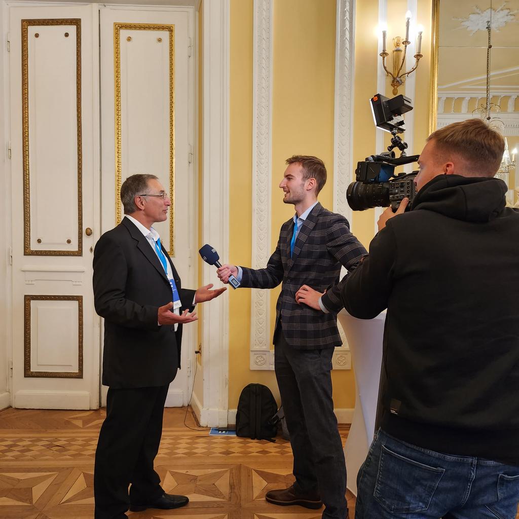 GreggStebben's tweet photo. When I came to Warsaw for the First Congress of People’s Deputies of Russia and to witness the birth of a new democratic government for Russia, it didn't occur to me that I would be interviewed too...
#RusDep
https://t.co/we0SkpKW17
@Owidiusznicieja https://t.co/9qtjdMpDNi