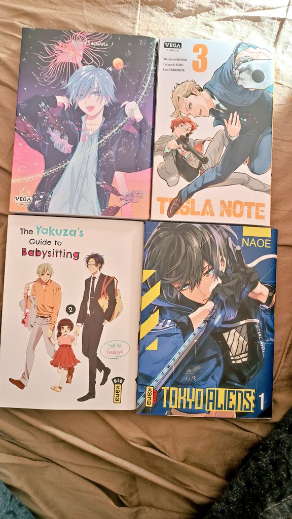 LegacyofCorazon's tweet photo. Réception du jour #deepseaaquariummagmell #teslanote #yakuzaguide #tokyoaliens @vegadupuis @EditionsKana https://t.co/HyeDw5zKh0