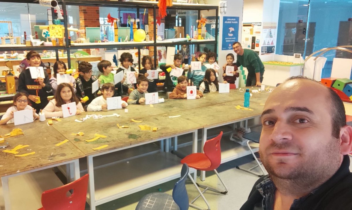 Vadi_STEMCENTER's tweet photo. Atölye çalışmalarımız özenle hazırlanır. Ve öğrencilerimiz ile yeni keşiflere yolculuk ederiz. 
Bugün hem öğretmen hem baba.Öğretmen gibi baba, baba gibi öğretmen @yavuz_ogretmen ile bu yolculukta birlikte olduk.@yavuz_ogretmen e değerli katkılarından dolayı teşekkür ederiz. https://t.co/Cr6cQEX7PY