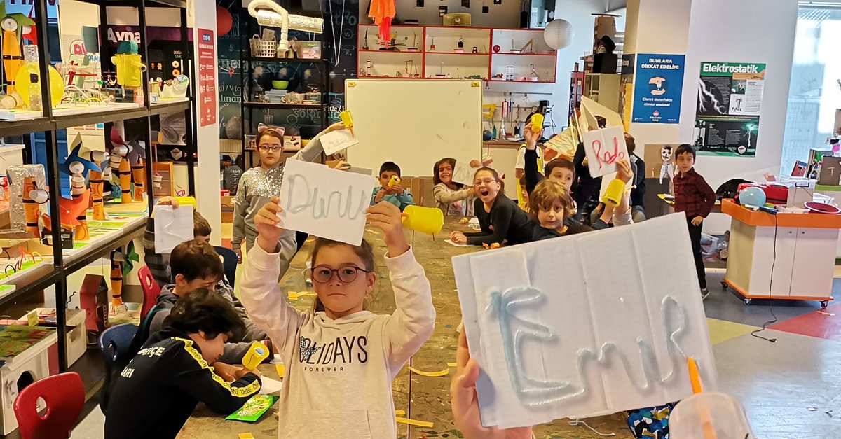 Vadi_STEMCENTER's tweet photo. Atölye çalışmalarımız özenle hazırlanır. Ve öğrencilerimiz ile yeni keşiflere yolculuk ederiz. 
Bugün hem öğretmen hem baba.Öğretmen gibi baba, baba gibi öğretmen @yavuz_ogretmen ile bu yolculukta birlikte olduk.@yavuz_ogretmen e değerli katkılarından dolayı teşekkür ederiz. https://t.co/Cr6cQEX7PY