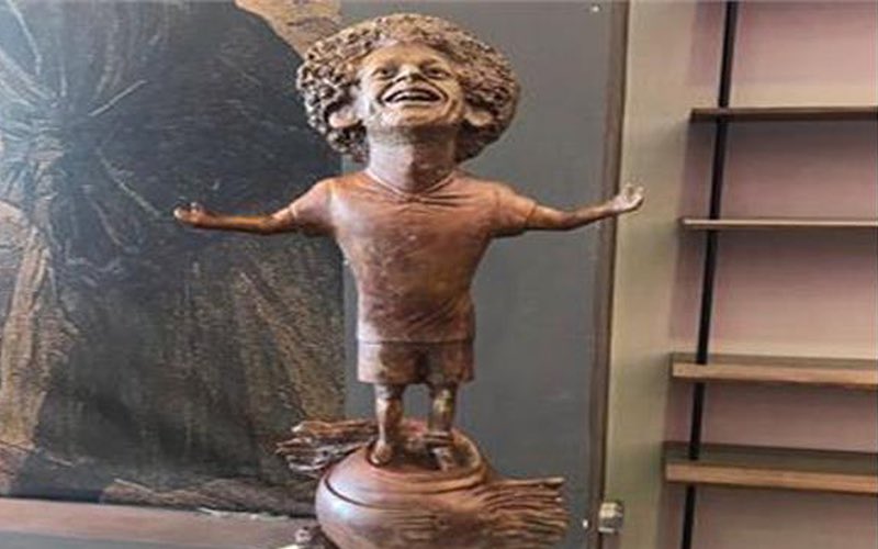 <a href="/Eyaaaad/">إياد الحمود</a> زي اللاعب المصري صلاح يوم تبرع لبلده النيجر وسووا له تمثال😜