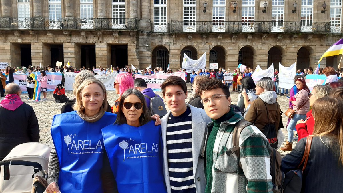 psdegsantiago's tweet photo. 🏳️⚧️Apoiando ás familias e persoas trans
Entre as persoas asistentes, as concelleiras @mrosonf e @abal_marta; e @xurxodb e @boorjalopez de @XSGalicia
#ARELAS
#SantiagoAvanza https://t.co/BfCGckowm1