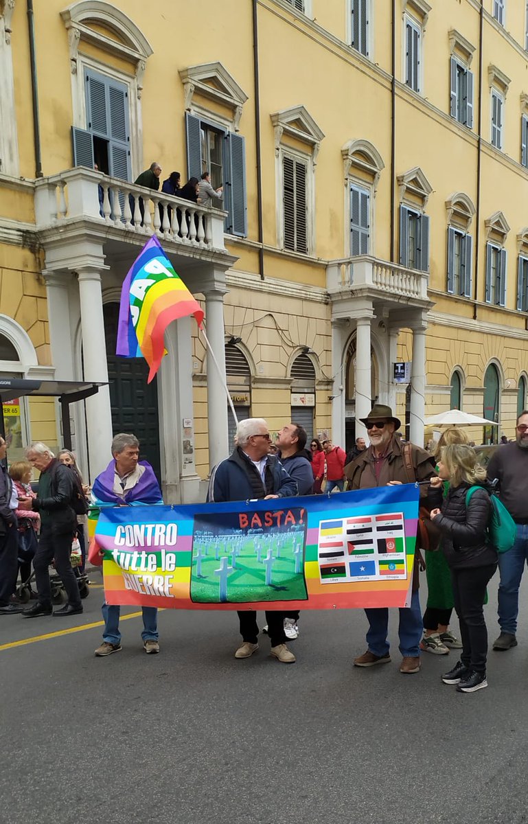Ghigliottina's tweet photo. 🏳️‍🌈 #EuropeForPeace, alcune immagini della manifestazione di oggi #5novembre a Roma.

📸 @ConcatoSara https://t.co/cvAhMuiBg0