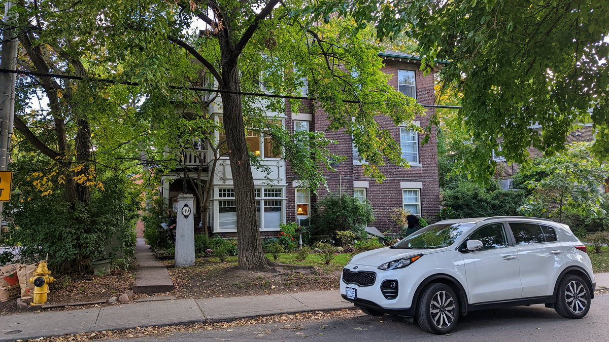 This small apartment building stops Greenbelt sprawl, but is illegal to build on 70% of Toronto's residential land. #LegalizeHousing